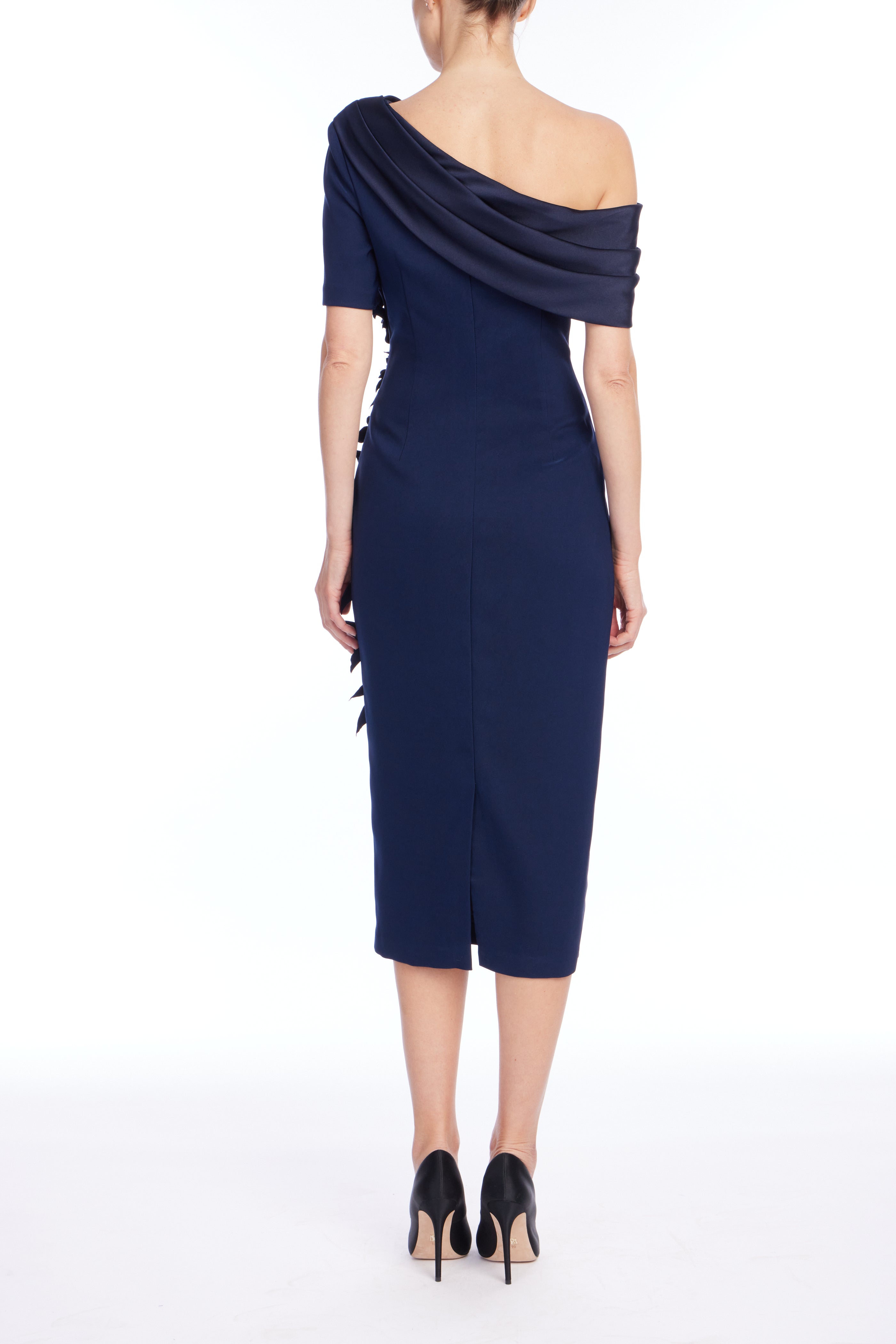 badgley-mischka-one-shoulder-cocktailkleid-navy-blumen image 3