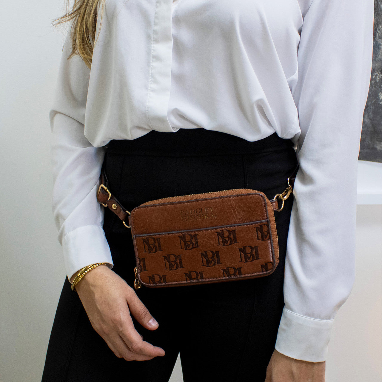 badgley-mischka-madalyn-pouch-g-rteltasche-braun-kunstleder image 7