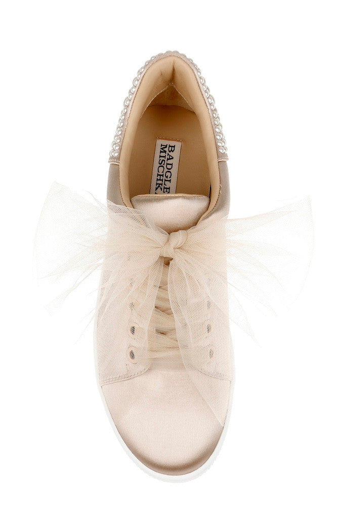 badgley-mischka-gem-satin-sneaker-wei-perlen image 5