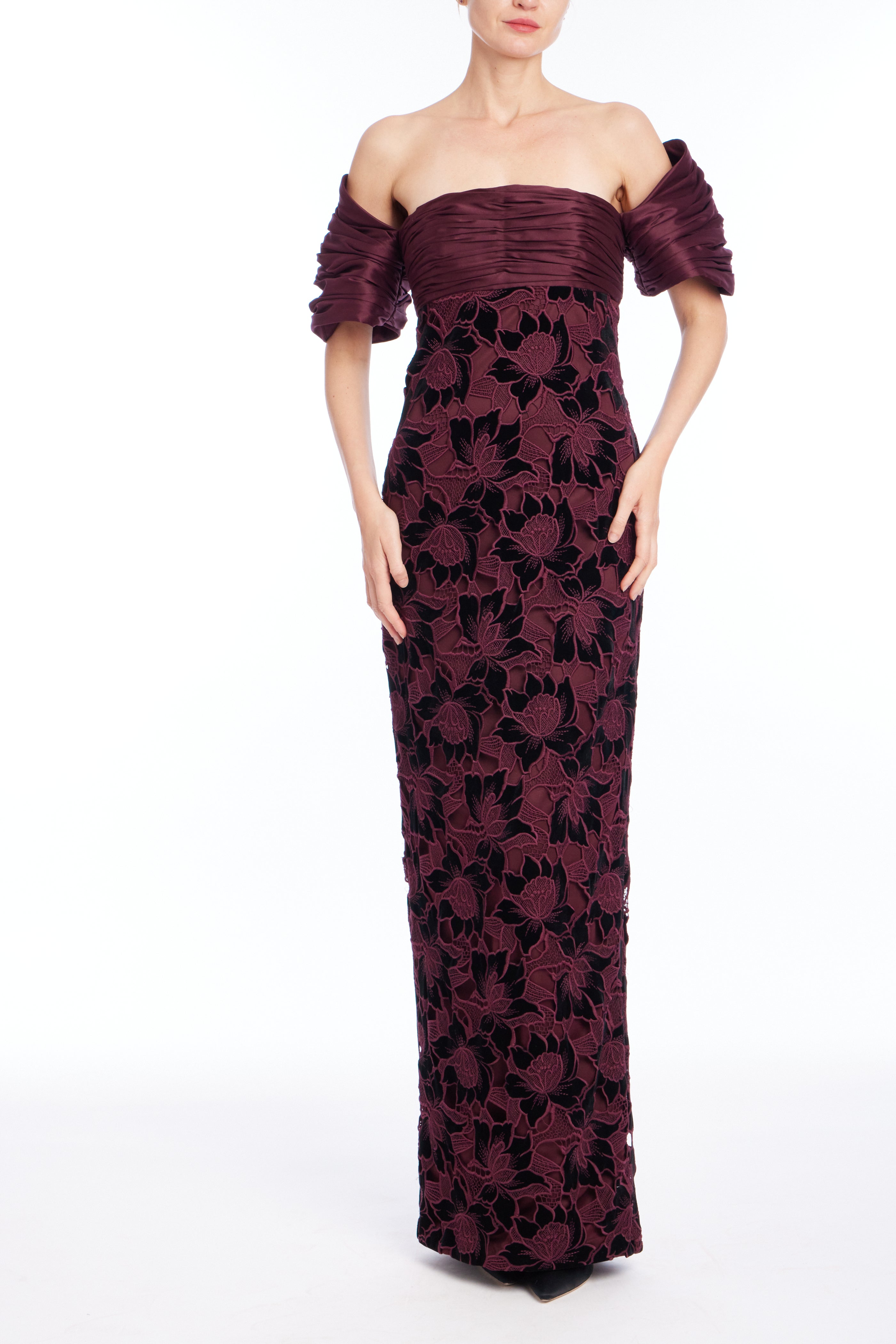 badgley-mischka-floral-guipure-gown-schwarz-samt image 4