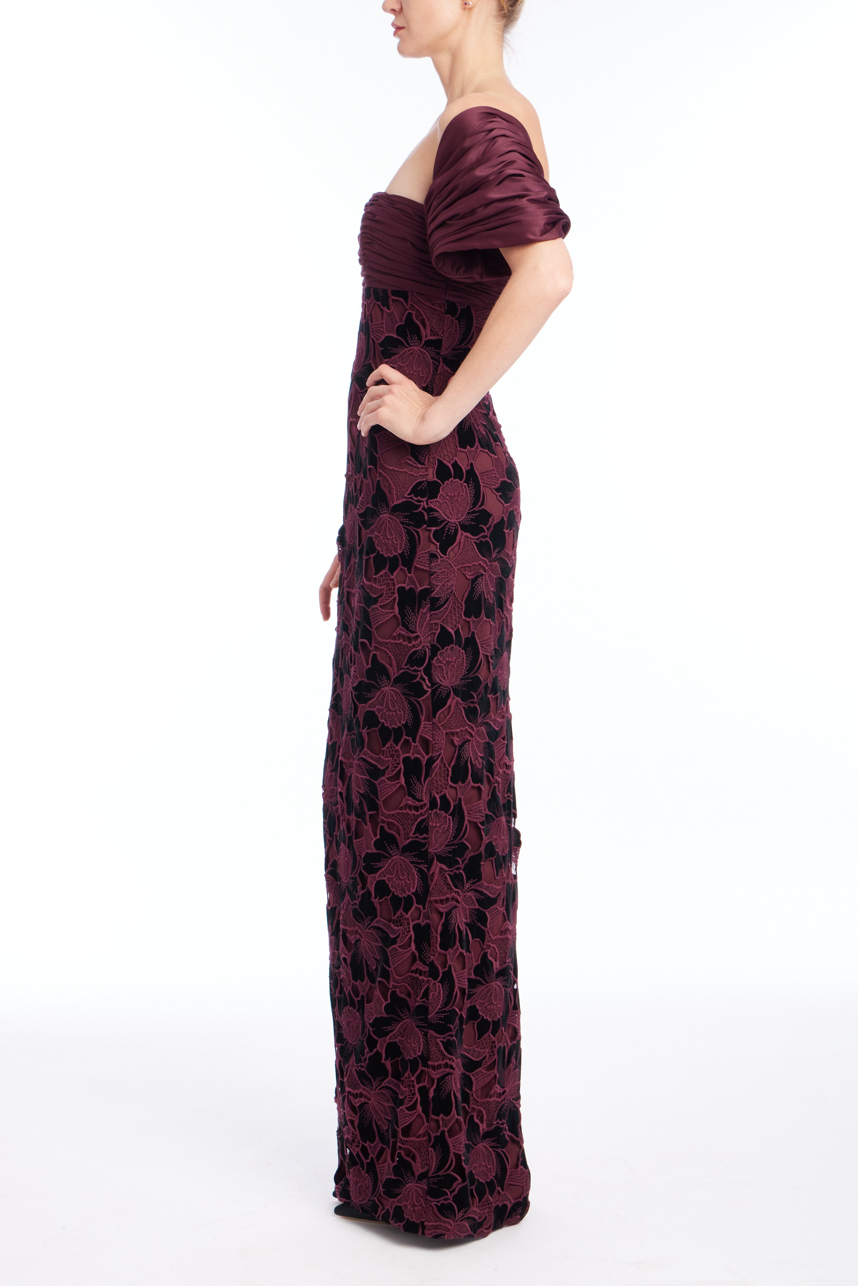 badgley-mischka-floral-guipure-gown-schwarz-samt image 3