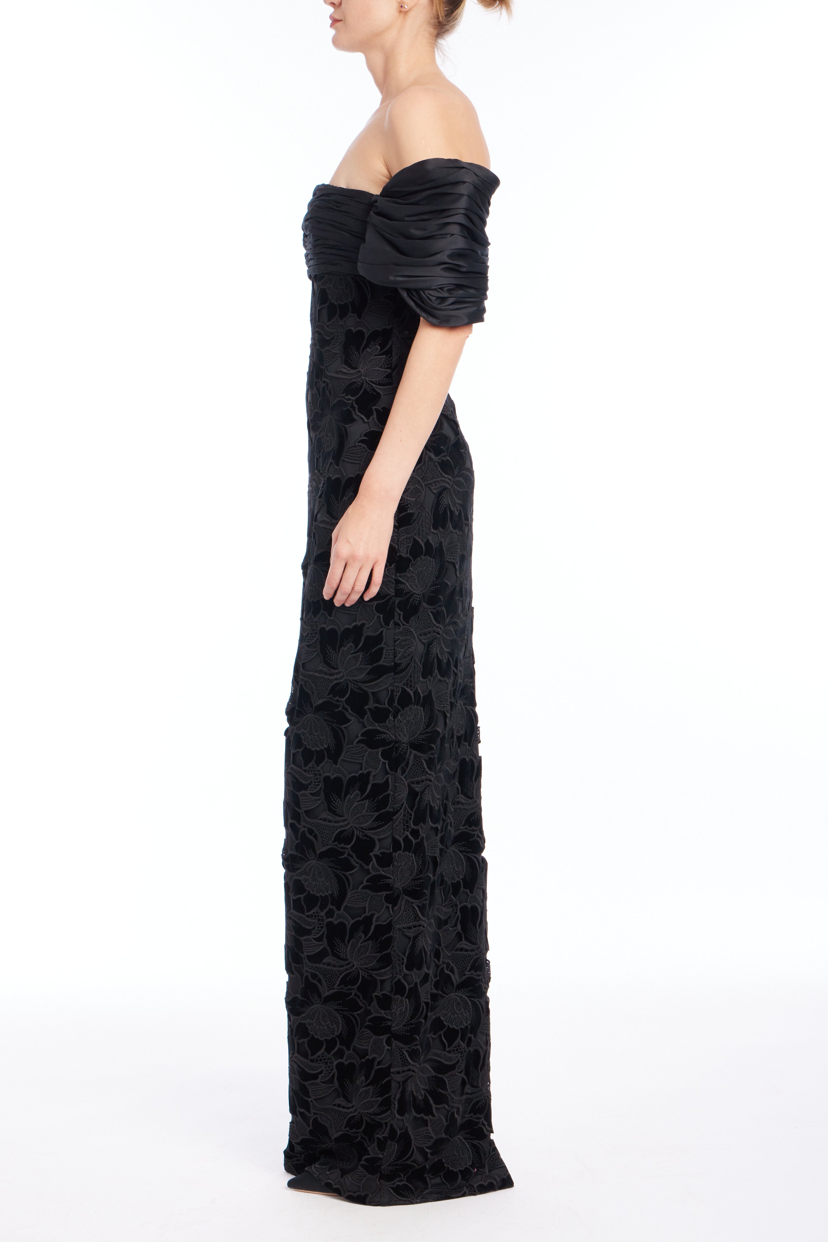 badgley-mischka-floral-guipure-gown-schwarz-samt image 2