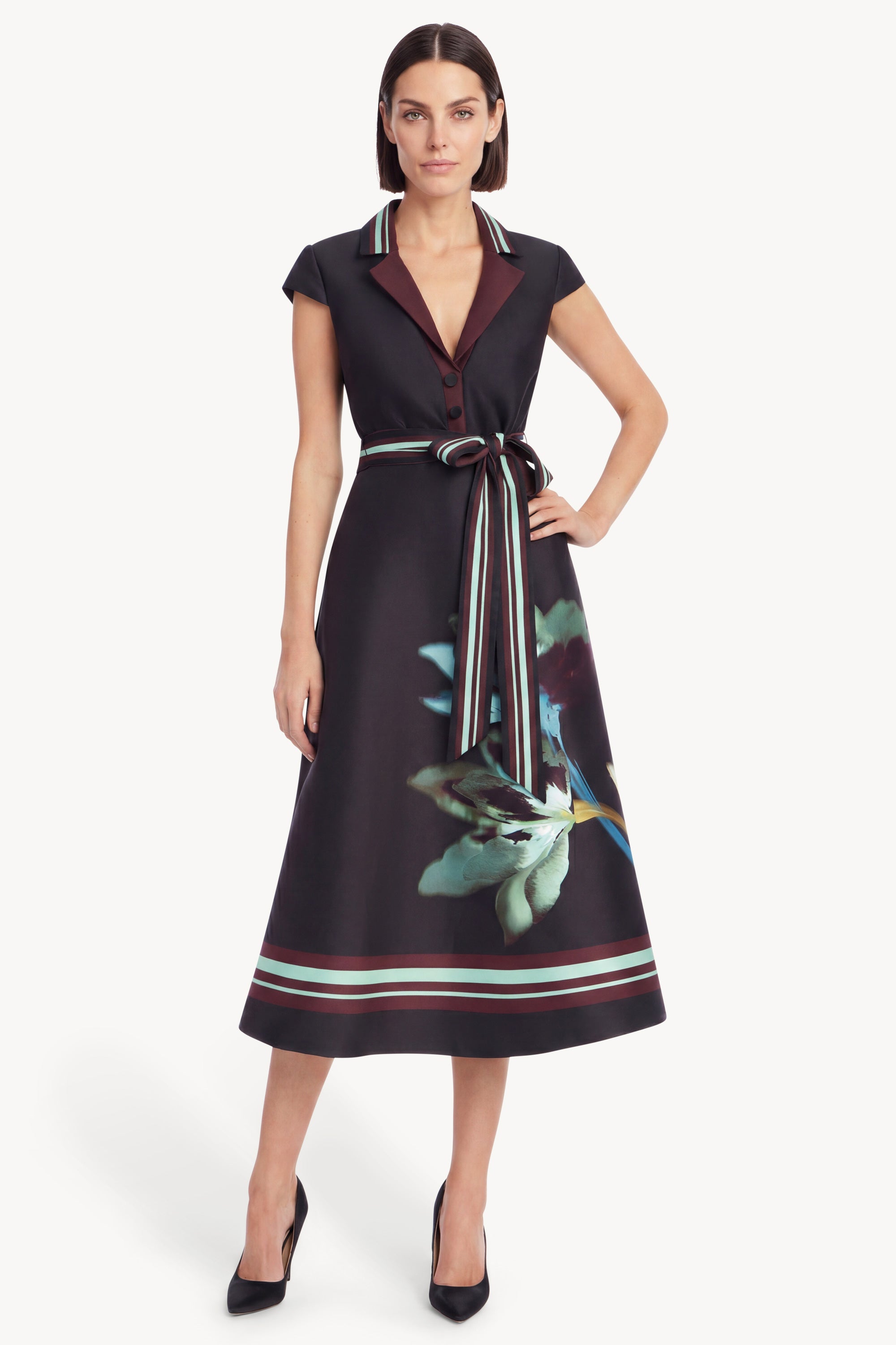 badgley-mischka-wickel-midikleid-schwarz-multi-blumen image 1