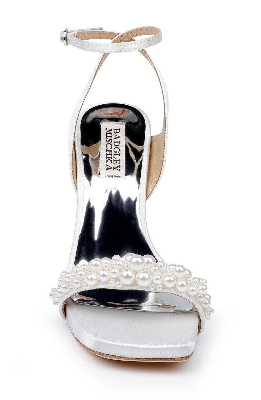 badgley-mischka-calida-satin-sandalen-soft-white-perlen image 4