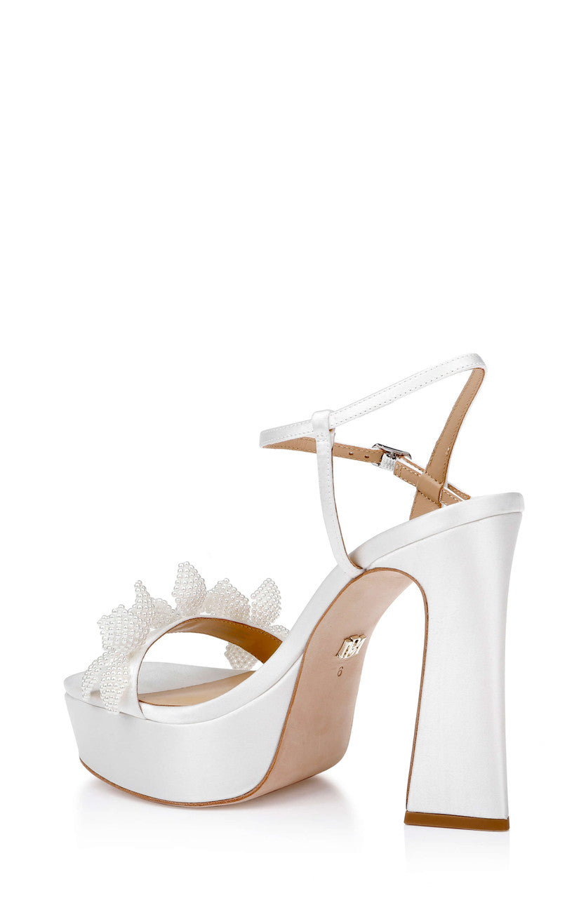 badgley-mischka-wicket-plateau-sandalette-wei-satin-85mm image 3